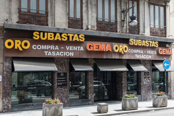 VALENCIA, İspanya - Mayıs 05, 2022: Altın, mücevher ve antika alım satımına adanmış Valensiyalı mücevherler