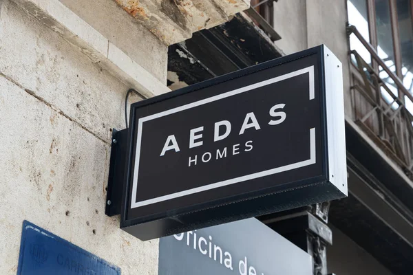 VALENCIA, İspanya - Mayıs 05, 2022: AEDAS Homes İspanya 'da yeni bir emlak müteahhidi.