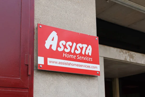 VALENCIA, İspanya - Mayıs 05, 2022: Assista, idari ve gayrimenkul yönetimi, şirket tesislerinin bakımı ve ev yardımlarına adanmış bir şirkettir.