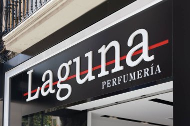 VALENCIA, İspanya - Mayıs 05, 2022 Laguna İspanyol parfüm ve kozmetik zinciri.