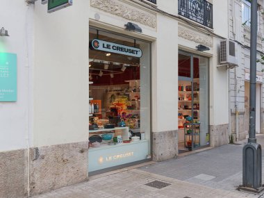 VALENCIA, İSPAIN - Mayıs 05, 2022: Le Creuset birinci sınıf bir Fransız tencere üreticisi.