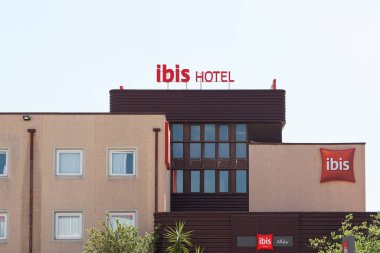 ALFAFAR, İSPAN - Haziran 06, 2022: Ibis, Accor 'un sahibi olduğu bir Fransız ekonomi oteli.