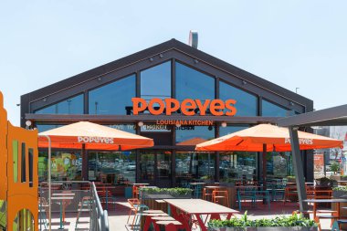 ALFAFAR, İspanya - Haziran 06, 2022 Popeyes, Amerika Birleşik Devletleri 'nin çok uluslu kızarmış tavuk fast food restoranları zinciri.