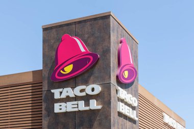 ALFAFAR, İspanya - Haziran 06, 2022 Taco Bell, ABD merkezli fast food restoran zinciri. Restoranlar çeşitli Meksika yemekleri sunuyor.