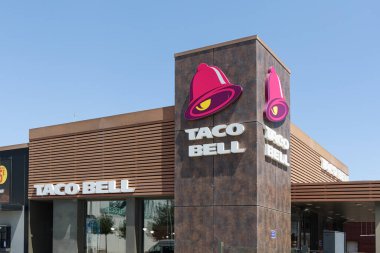 ALFAFAR, İspanya - Haziran 06, 2022 Taco Bell, ABD merkezli fast food restoran zinciri. Restoranlar çeşitli Meksika yemekleri sunuyor.