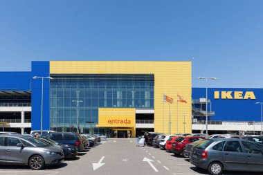 ALFAFAR, İspanya - Haziran 06, 2022: Ikea mobilya, mutfak gereçleri ve ev aksesuarları tasarlayan ve satan İsveçli çokuluslu bir şirket.