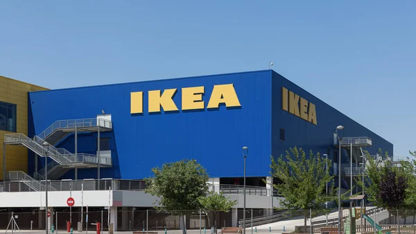 ALFAFAR, İspanya - Haziran 06, 2022: Ikea mobilya, mutfak gereçleri ve ev aksesuarları tasarlayan ve satan İsveçli çokuluslu bir şirket.