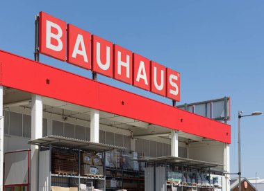 ALFAFAR, İspanya - Haziran 06, 2022: Bauhaus, Alman perakende satış zinciri.