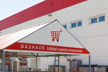 ALFAFAR, İspanya - Haziran 06, 2022: Bauhaus, Alman perakende satış zinciri.