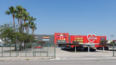 ALFAFAR, İspanya - Haziran 06, 2022: Gifi ve Muebles Boom mağazaları P.C. Alfafar, Valencia