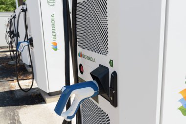 ALFAFAR, İspanya - Haziran 06, 2022: Elektrikli araba şarj istasyonu Iberdrola