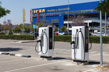 ALFAFAR, İspanya - Haziran 06, 2022: Iberdrola 'nın Ikea mağazası yakınlarındaki elektrik akım istasyonu