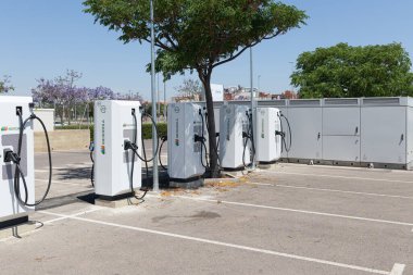 ALFAFAR, İspanya - Haziran 06, 2022: Elektrikli araba şarj istasyonu Iberdrola