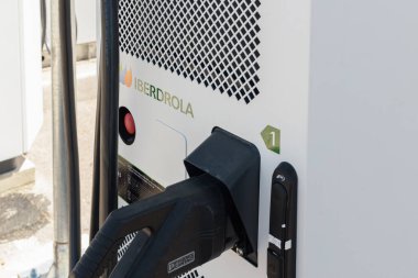 ALFAFAR, İspanya - Haziran 06, 2022: Elektrikli araba şarj istasyonu Iberdrola