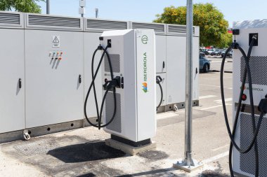 ALFAFAR, İspanya - Haziran 06, 2022: Elektrikli araba şarj istasyonu Iberdrola