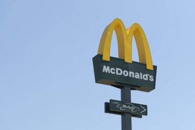 ALFAFAR, İspanya - Haziran 06, 2022: McDonald 's gelir açısından dünyanın en büyük restoran zinciri.