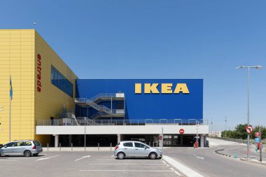 ALFAFAR, İspanya - Haziran 06, 2022: Ikea mobilya, mutfak gereçleri ve ev aksesuarları tasarlayan ve satan İsveçli çokuluslu bir şirket.