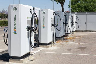 ALFAFAR, İspanya - Haziran 06, 2022: Elektrikli araba şarj istasyonu Iberdrola