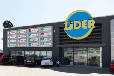 MASSANASSA, İspanya - Haziran 06, 2022: Massanassa, Valencia Lider Market