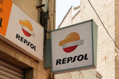 VALENCIA, İspanya - 17 Mayıs 2022 Repsol Madrid merkezli bir İspanyol enerji ve petrokimya şirketidir.