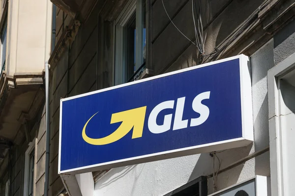 VALENCIA, İspanya - 17 Mayıs 2022 GLS, Hollanda merkezli İngiliz lojistik şirketidir.