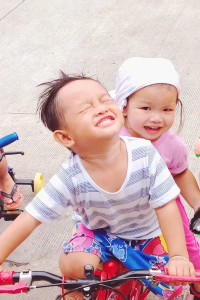 Disfruta jugando, niños, bicicleta, juego, sonrisa —  Fotos de Stock