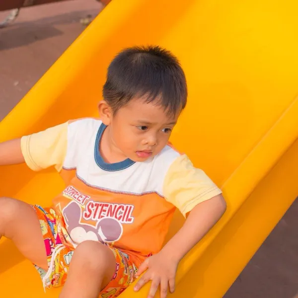 Kind spielt auf Spielplatz — Stockfoto