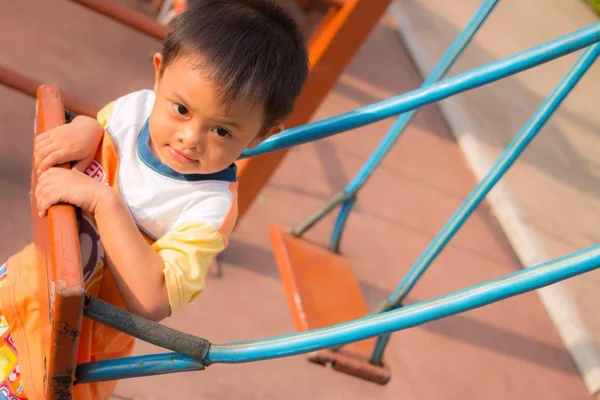 Dítě v dětské hřiště — Stock fotografie
