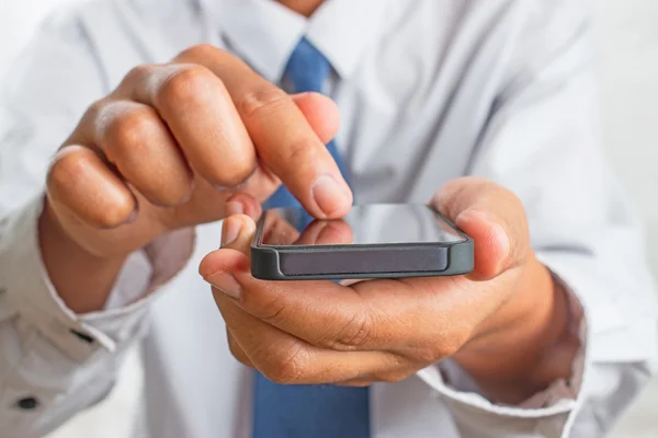 Akıllı telefon kullanan adam