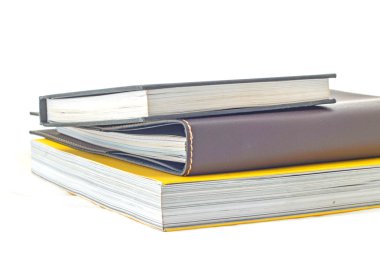 Beyaz üzerine izole kitap yığını