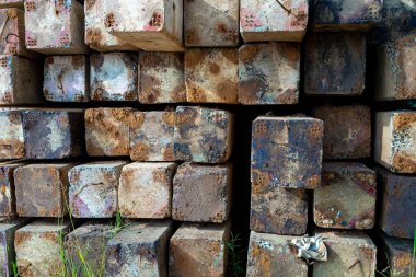 Yere bir sürü elektrik direği yığıldı. Karayolunun kenarında yeni beton kutuplar vardı. Eski ve bozulmuş kutuplarla karşılıklı görüş açısındaydı.