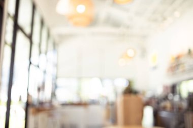 Parlak ve güzel dekore edilmiş bir kahve dükkanının içindeki bulanık görüntü..