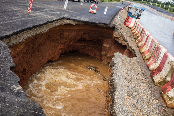 Droga Została Zniszczona Przez Erozję Spowodowaną Intensywnym Deszczem Zalaniem Drogi — Zdjęcie stockowe