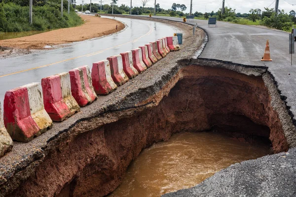 Droga Została Zniszczona Przez Erozję Spowodowaną Intensywnym Deszczem Zalaniem Drogi — Zdjęcie stockowe