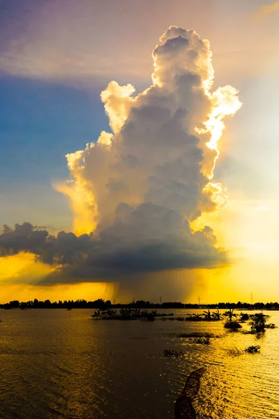 Величезні Хмари Оберталися Дощем Ховаючи Собою Сонце — стокове фото