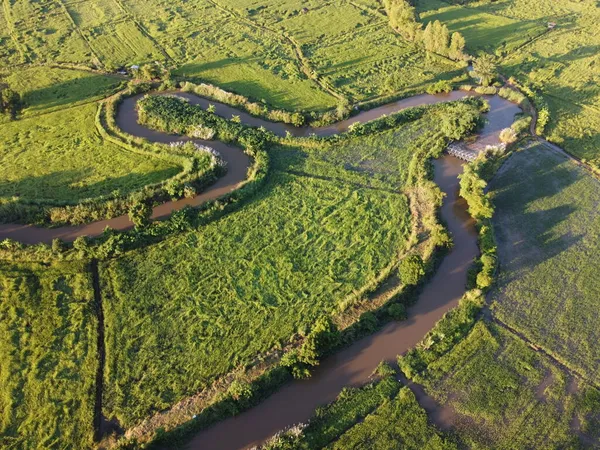Strumienie Meander Obszarach Rolnych Porze Deszczowej Dużą Ilością Wody Zielone — Zdjęcie stockowe