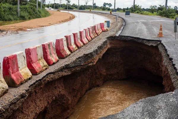 Route Été Détruite Par Érosion Hydrique Causée Par Fortes Pluies — Photo