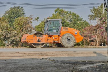 Phayao, Tayland - 27 Ocak 2021: Orange One Wheel Road Roller Asphalt Road 'da çalışıyor