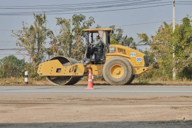 Phayao, Tayland - 27 Ocak 2021: Tek Tekerlekli Yol Roller Asfalt Yolu 'nda çalışıyor