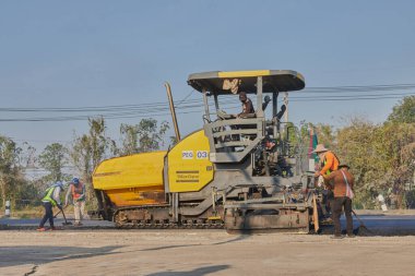 Phayao, Tayland - 27 Ocak 2021: Geniş Asphalt Paver ve Kamyon ve İşçi