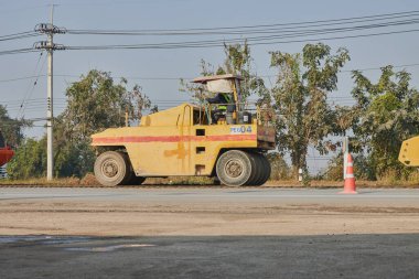 Phayao, Tayland - 27 Ocak 2021: İşçi ve Beş Tekerlekli Yol Roller Asphalt Yolu 'nda çalışıyor