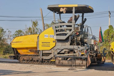 Phayao, Tayland - 27 Ocak 2021: Sarı Asfalt Paver ve Asfalt Yolu 'ndaki Bir İşçi