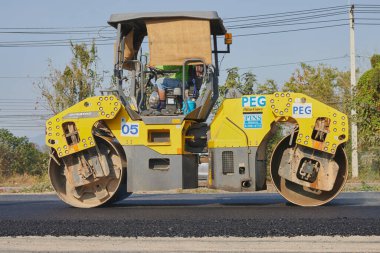 Phayao, Tayland - 27 Ocak 2021: Asfalt Yolu 'ndaki Zoom Side View Worker ve Road Roller