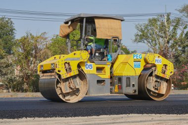 Phayao, Tayland - 27 Ocak 2021: Asphalt Yolu 'nda Zoom View Worker ve Road Roller