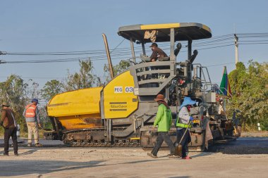 Phayao, Tayland - 27 Ocak 2021: Asfalt Paver ve Kamyon ve Yolda Çalışan Beş İşçi