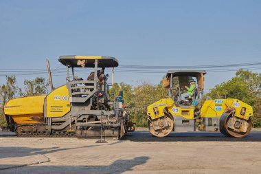 Phayao, Tayland - 27 Ocak 2021: Asfalt Yolu 'ndaki İşçi ve Asfalt Paver ve Yol Roller