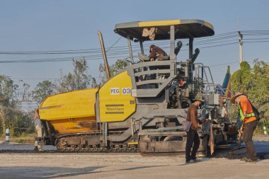 Phayao, Tayland - 27 Ocak 2021: Asfalt Paver ve Kamyon ve Yolda Çalışan Dört İşçi