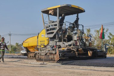 Phayao, Tayland - 27 Ocak 2021 Asphalt Yolu 'ndaki Asfalt Paver' in arkası