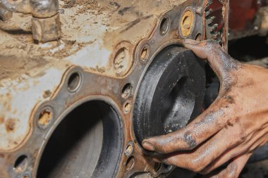 Araç Tamircisi veya Oto Tamircisi Silindir veya Piston 'u Kamyon Motoru Bloğundan Kaldır