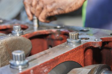 Silindir Blok Bolt ve Araba Tamir Atölyesindeki Otomobil Motorunun Krank mili